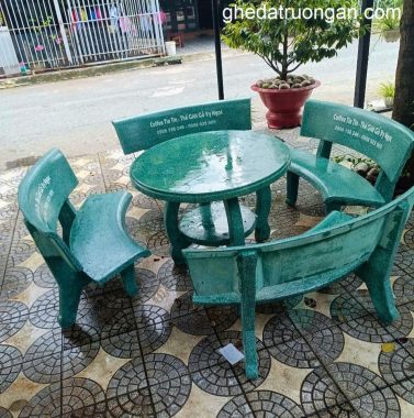 bộ ghế đá sân vườn tròn màu xanh lá cây 4 ghế chân bàn kiểu Hà Nội