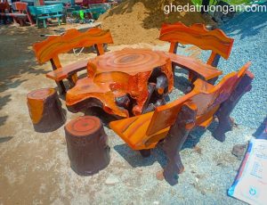 bàn ghế đá giả gỗ sân vườn hai tầng