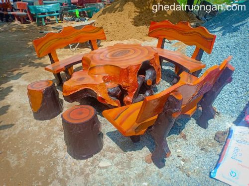 bàn ghế đá giả gỗ sân vườn hai tầng