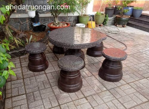 bàn ghế đá tròn chân trụ màu nâu cà phê
