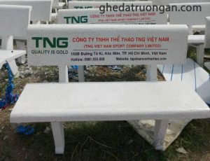 ghế đá trắng in chữ