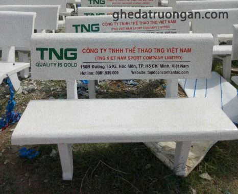 ghế đá trắng in chữ