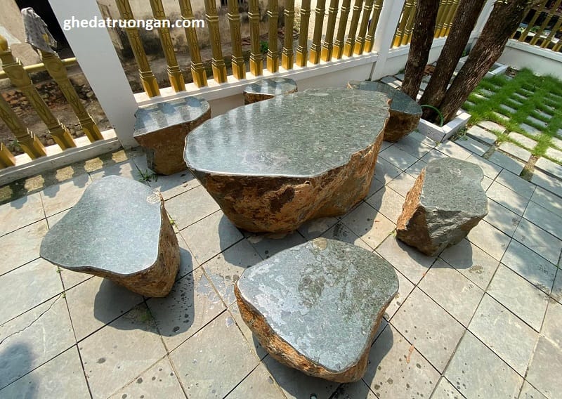 bàn ghế đá cuội nguyên khối