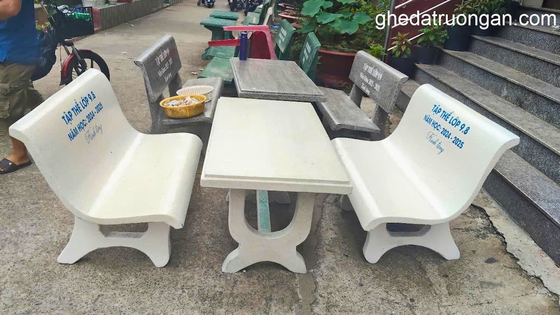 bàn ghế đá liền tựa chữ nhật trắng