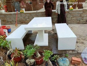 bàn ghế đá không tựa liền khối màu trắng