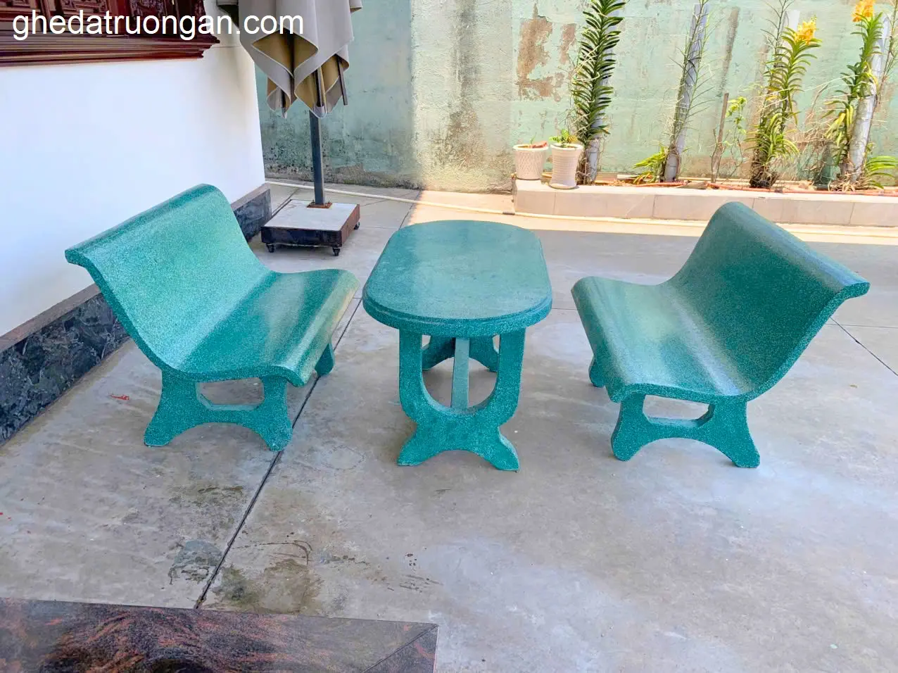 Bộ bàn ghế đá liền tựa ovan màu xanh ngọc