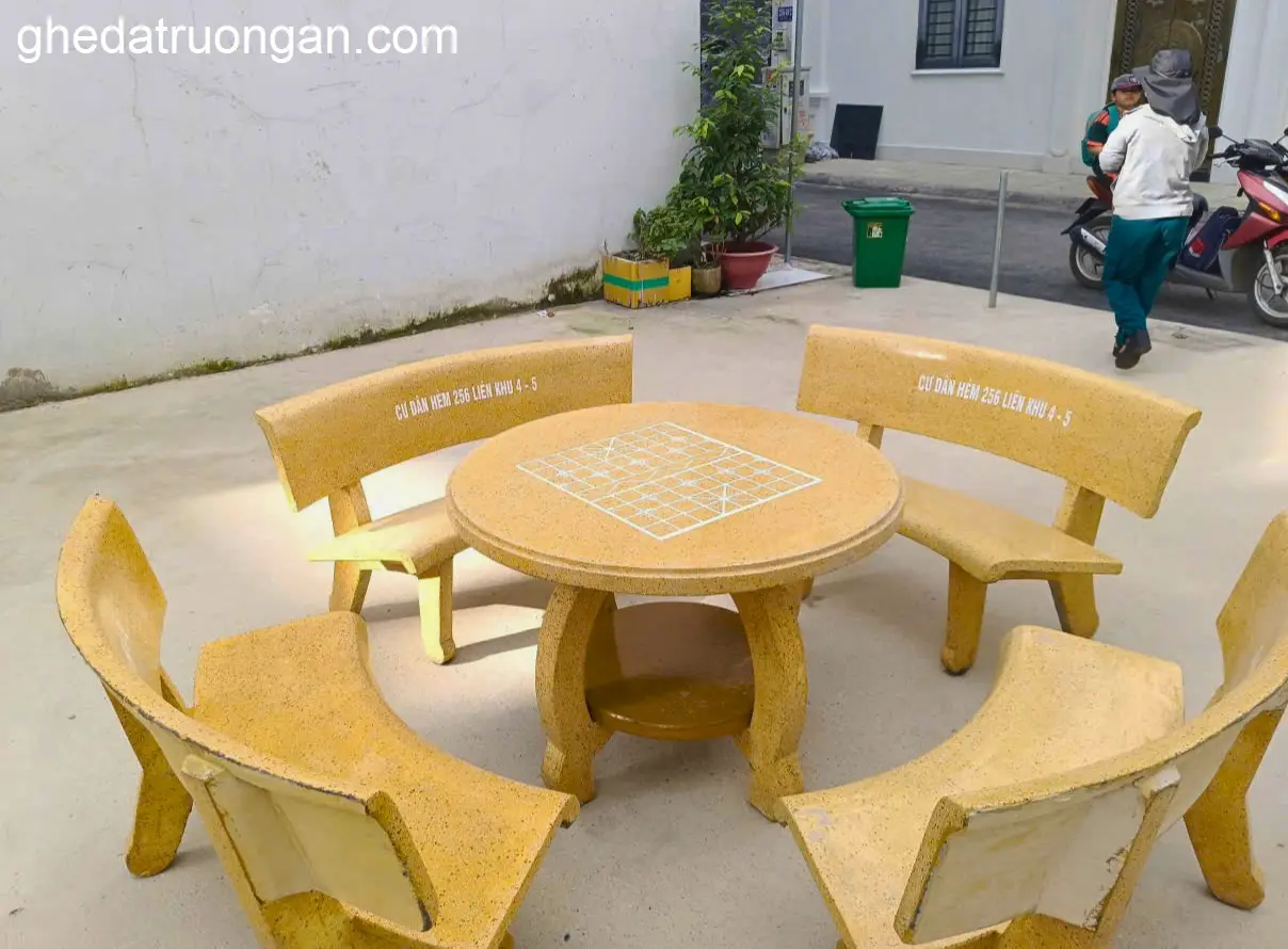 bàn ghế đá tròn vàng 4 ghế chân bàn kiểu Hà Nội